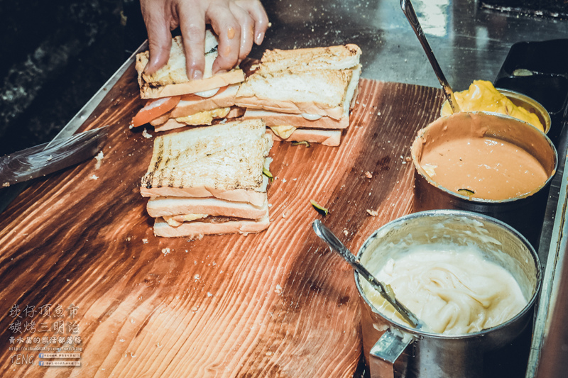 崁仔頂無名碳烤三明治【基隆美食】|基隆市仁愛區崁仔頂魚市必吃三明治，愛玩客詹姆士不睡覺推薦。