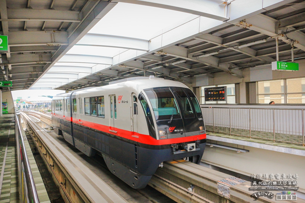 日本沖繩旅遊自由行搭乘Yui-Rail單軌電車示範攻略|黃水晶讓你第一次搭電車就上手，一日車票購買教學