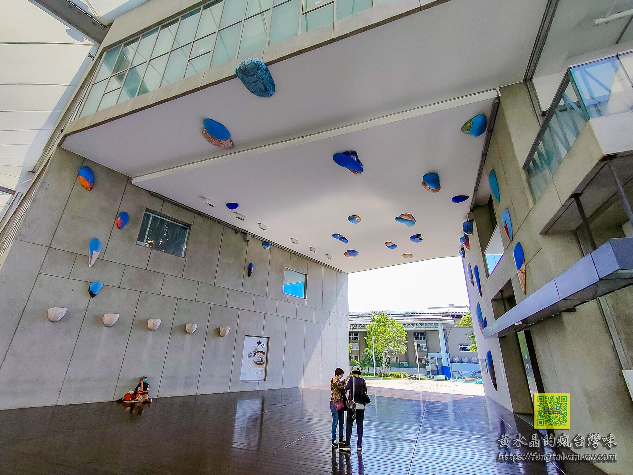 大東文化藝術中心【高雄景點】|蔡依琳MV拍攝場景玻璃帷幕清水模熱氣球造型