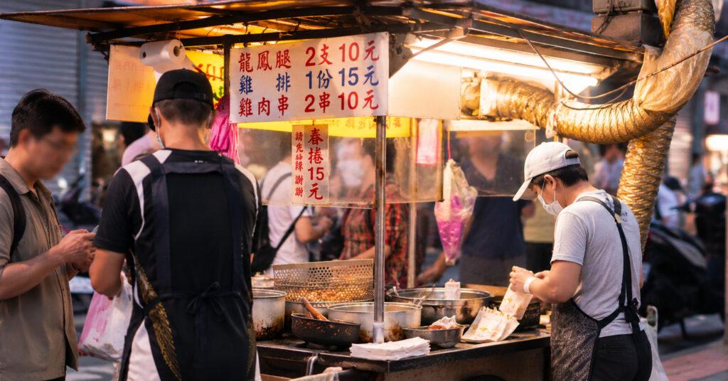 宜蘭三十年老店｜東門夜市必吃龍鳳腿、雞肉串，銅板美食到底有多便宜？