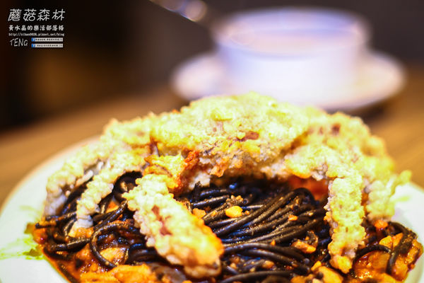 蘑菇森林義大利麵坊(桃園店)|桃園市桃園區ATT筷食尚二樓美食；完全是一個義大利麵加排餐的大份量概念。 @黃水晶的瘋台灣味
