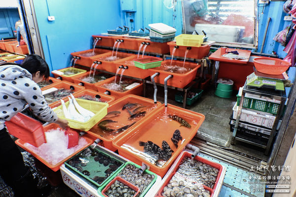 土地代客料理【新北美食】|萬里龜吼漁港海鮮餐廳；漁夫市集買漁獲可代客料理烹煮食材，四季皆有新鮮萬里蟹享用